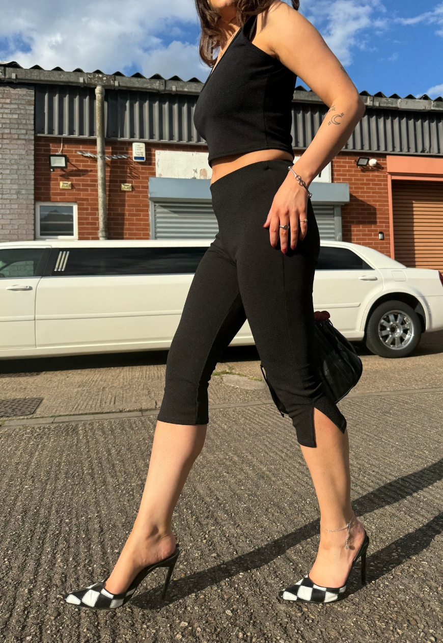 BLACK CREPE CAPRI PANTS