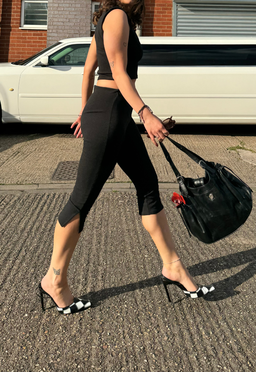 BLACK CREPE CAPRI PANTS